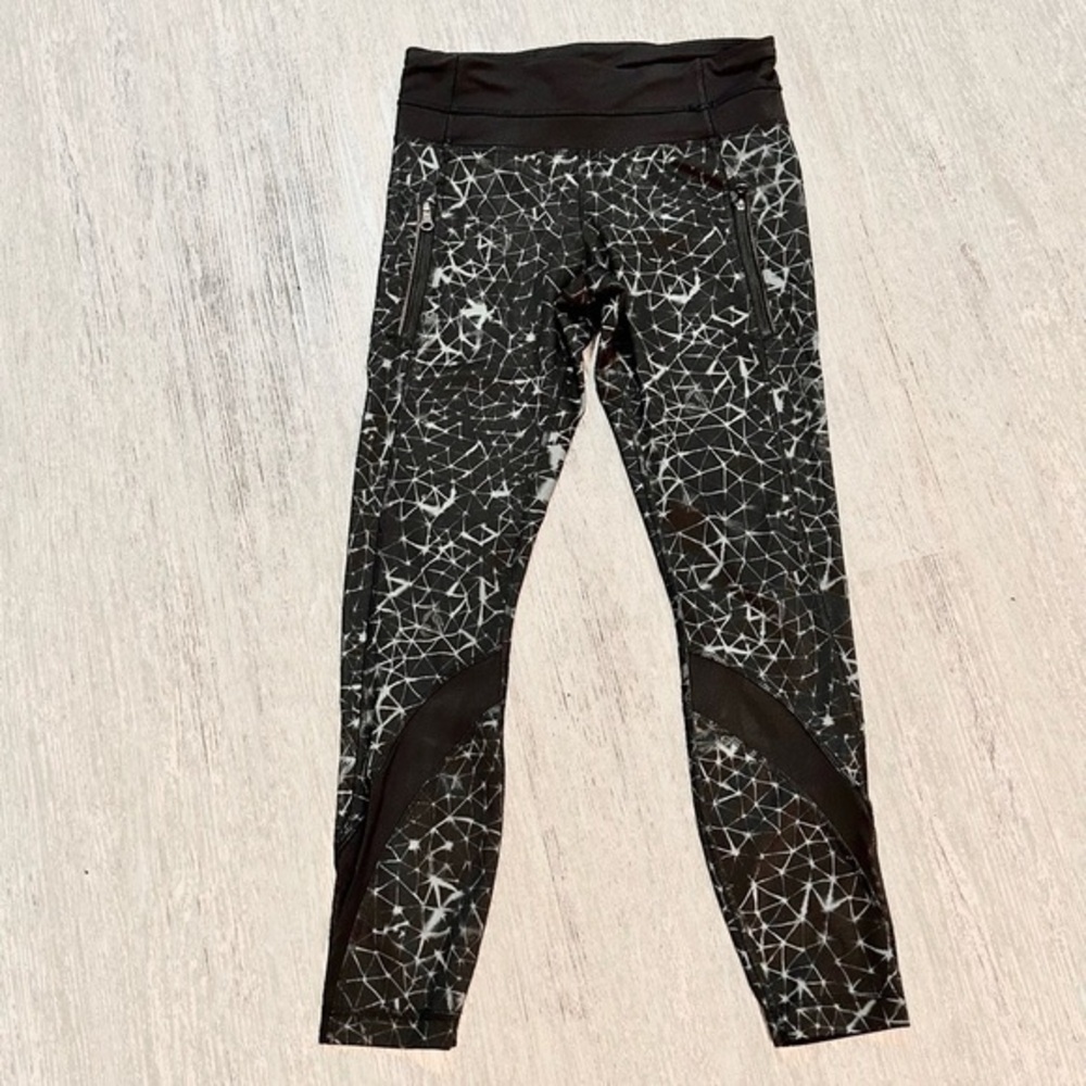 Lululemon Inspire ll Crop Leggings with Mesh Panels. Coal Black / Star Crushed